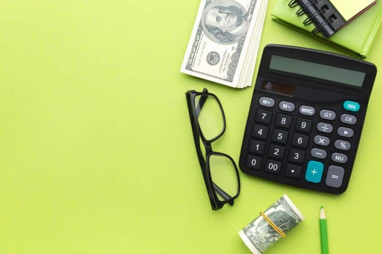 W66NdyHjCNCtPtFkW s77tmWxMmG flat lay money calculator arrangement