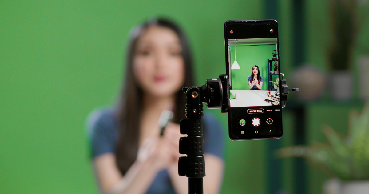 Creators recording engaging video content as an example of influencer marketing for franchise.