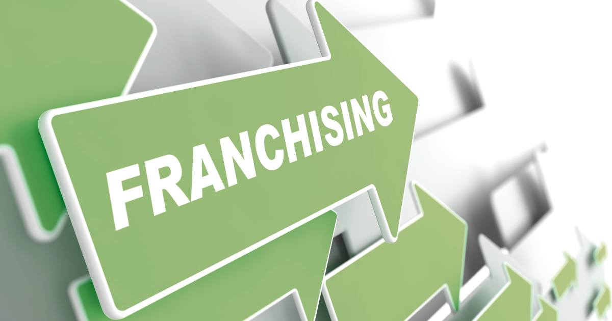 Green arrow pointing forward with the word franchising, symbolizing growth in franchising vs opening more locations.